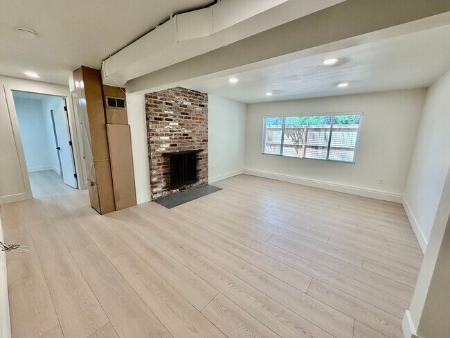 Building Photo - Freshly Remodeled 5bd/2.5bath Home w/ Daylight Basement in Heart of Multnomah Village