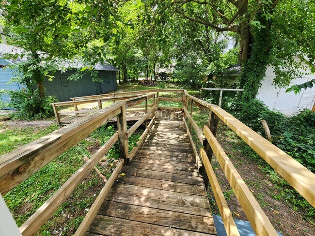 Building Photo - Spacious 3-Bedroom, 1-Bathroom Home AVAILABLE NOW!!