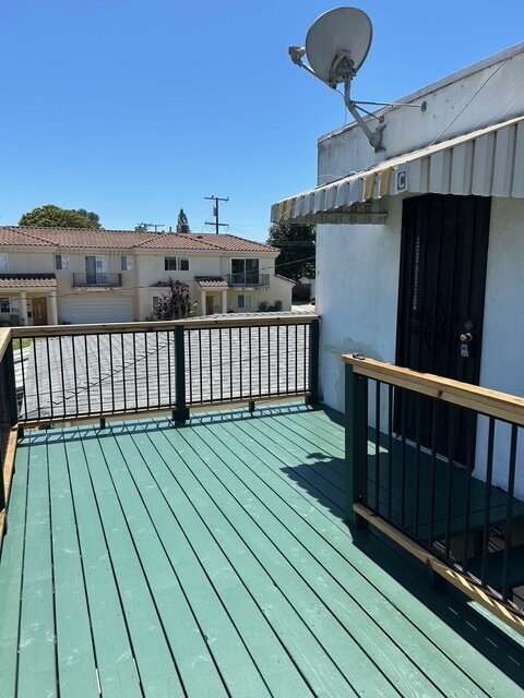 Building Photo - Renovated Upstairs 1-Bedroom with Private ...