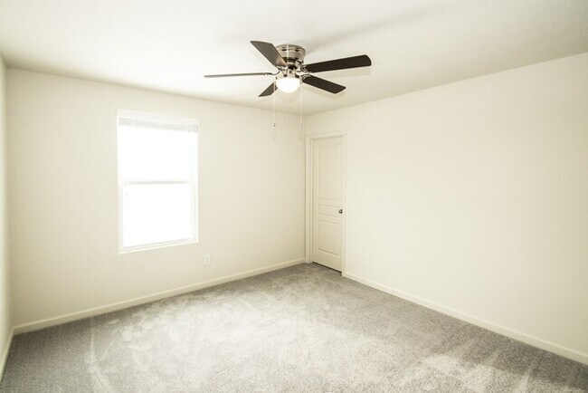 Building Photo - Gorgeous Westfield Home - 2800 sq ft and a...