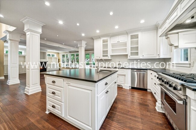 Building Photo - New Exquisitely Designed Dream Home in Lake Oswego.