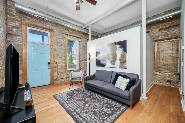 Building Photo - 2042 N Winchester Ave