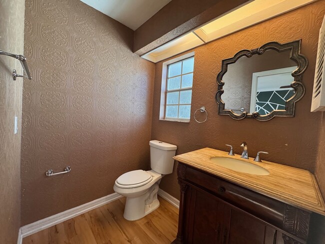 Building Photo - Spacious 2-bedroom, 1.5-bath end-unit townhouse in Carriage House