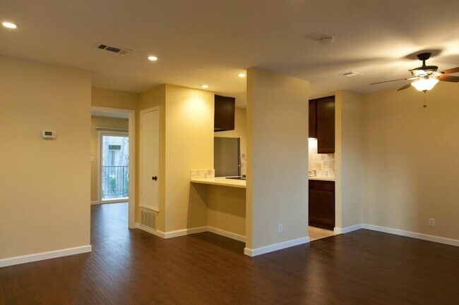 Building Photo - 500 E Riverside Dr