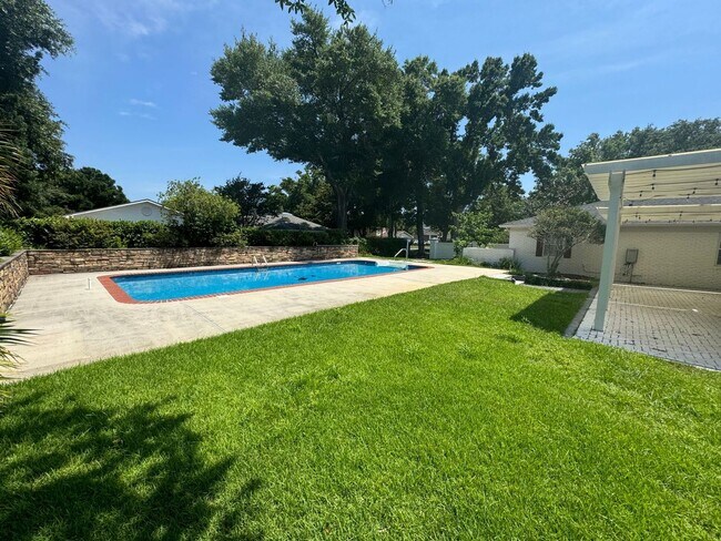 Building Photo - Gulf Breeze Proper - 5 bedroom, 3.5 bathro...