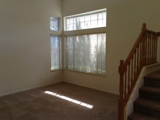Building Photo - Beautiful 5 bedroom 3 bath home located in Antelope!