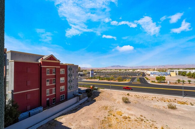 Building Photo - Guard Gated Condo with Premium Amenities!