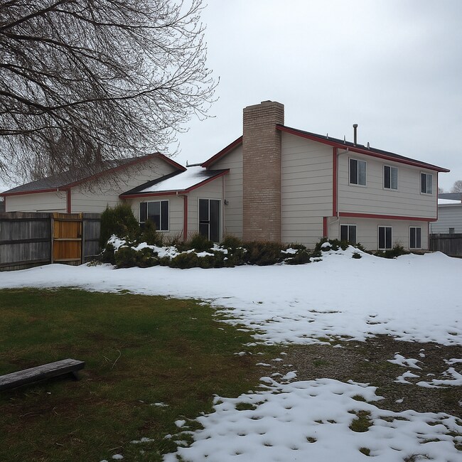 Building Photo - Spacious Backyard + Quiet Street | 3 Bed /...