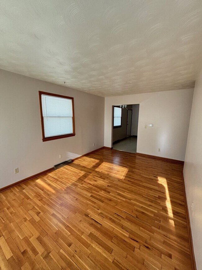 Building Photo - 910 S Webber St