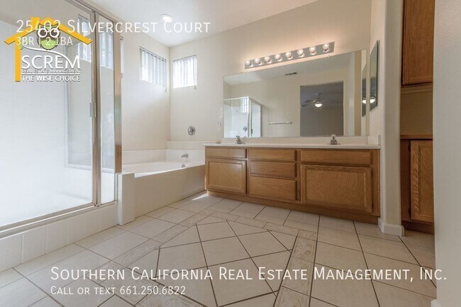 Building Photo - Three Bedroom + Loft Townhome in Gated Com...