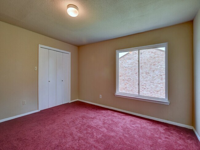 Building Photo - 6330 Creekbend Dr