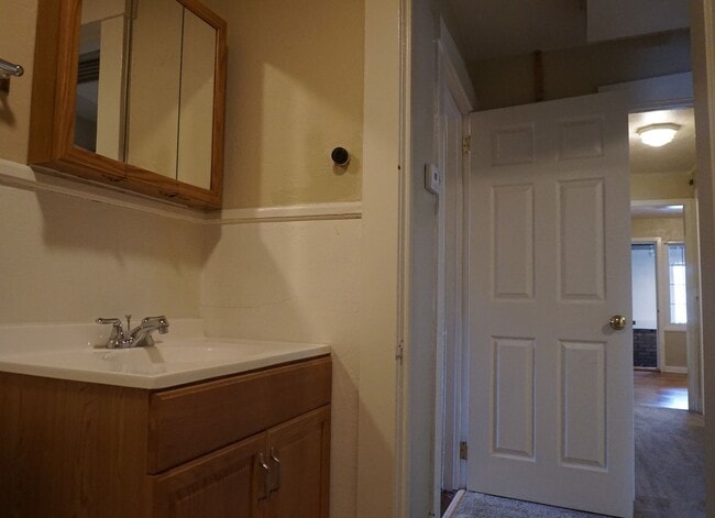 Building Photo - Bungalow/Office 2 Bedroom 2 Bath