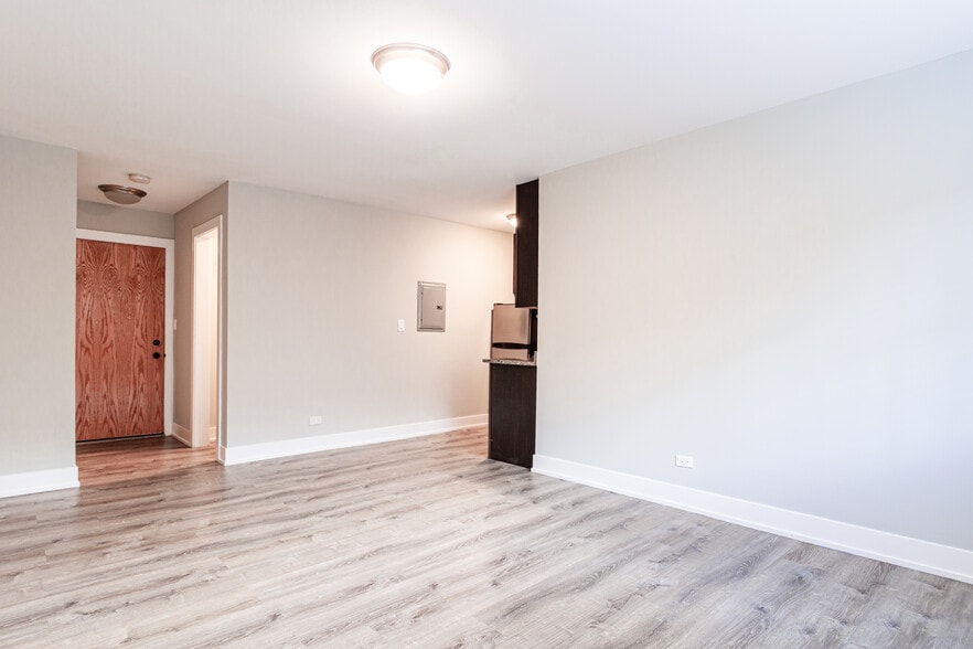 Building Photo - 525 W Surf