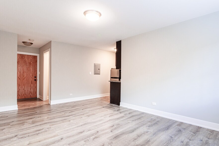 Building Photo - 525 W Surf St