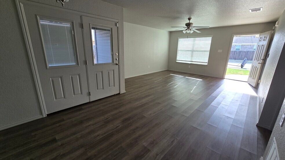 Building Photo - 605 Lost Trl