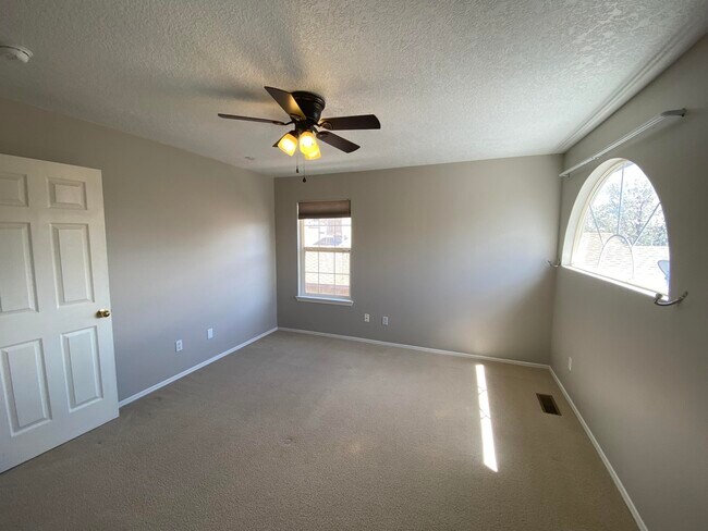 Building Photo - 7305 Peregrine Rd NE