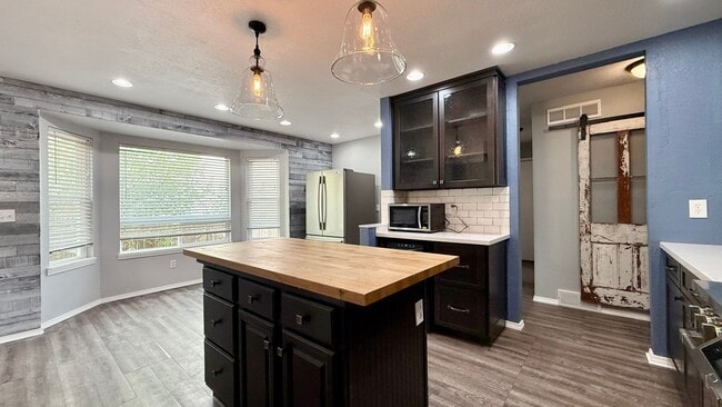 Building Photo - Move in ready home on Hollandale