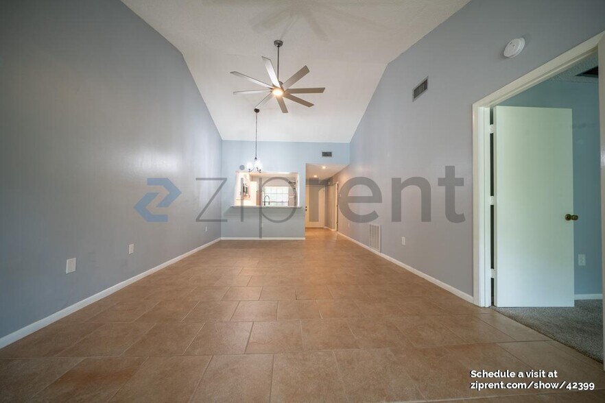Building Photo - 4817 Winslow Beacon