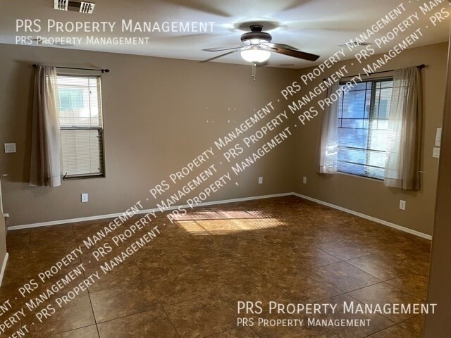 Building Photo - Just Listed !!