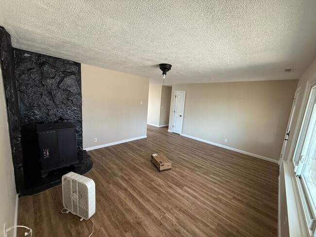 Building Photo - Charming Newly Remodeled 3-Bedroom Home!