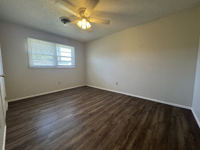 Building Photo - Newly updated, spacious 2 bedroom - Half o...