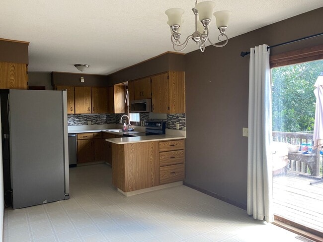 Building Photo - Cozy, single family home