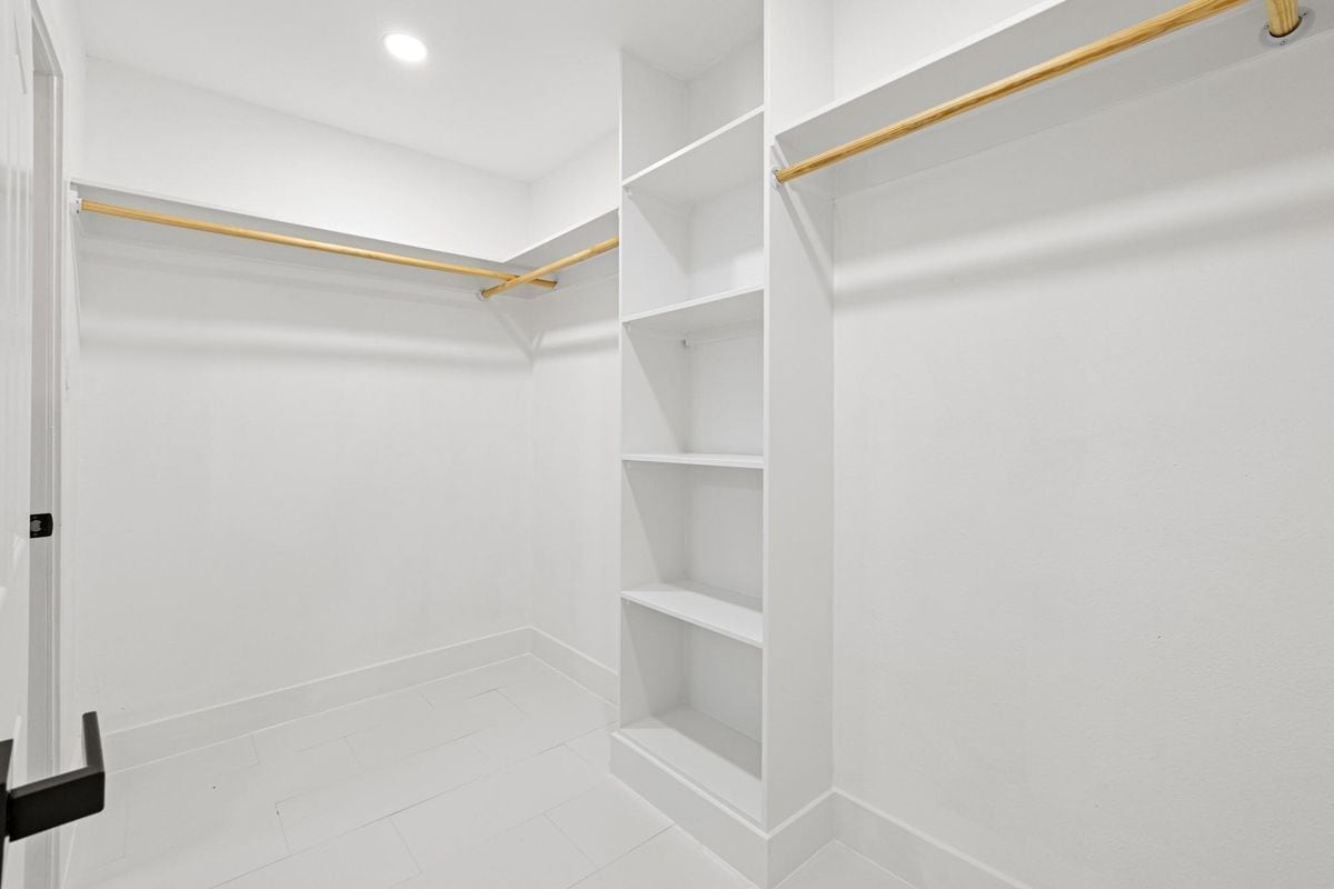 Building Photo - 6000 Cool Springs Dr