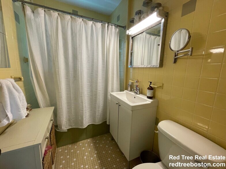 Building Photo - 62 Newport St