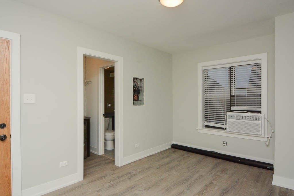 Building Photo - 533 W Belden Ave