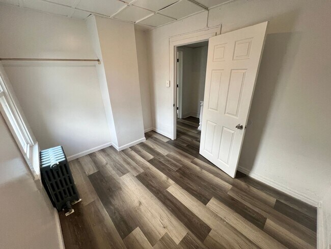 Building Photo - 4 bed 1 bath NEW RENO
