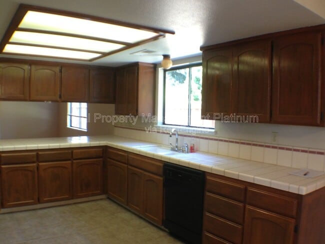 Building Photo - 675 N Claremont Ave