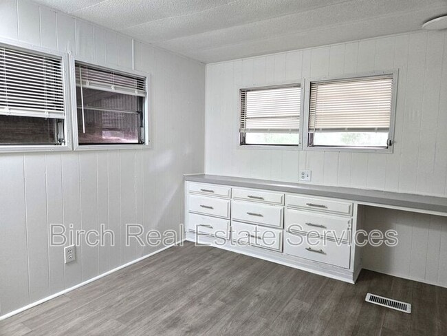 Building Photo - 7106 Commons Blvd