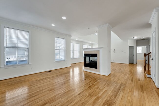 Building Photo - Beautiful Coastal Home for Rent – Ocean View / 17th Bay, Norfolk