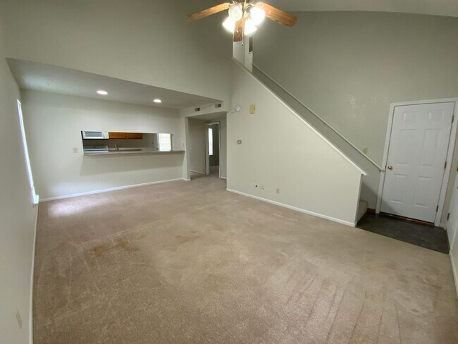 Building Photo - 3 Bedroom 2 Bathroom Duplex