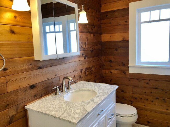 Building Photo - Remodeled 2 Bedroom 1 Bath Home in Downtow...