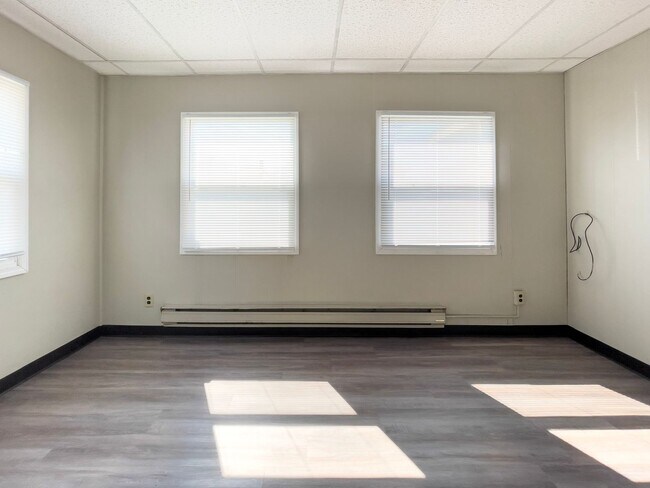 Building Photo - Charming 1-Bedroom Apartment Near Ball Sta...