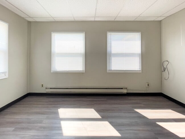 Building Photo - Charming 1-Bedroom Apartment Near Ball State University! New Flooring!