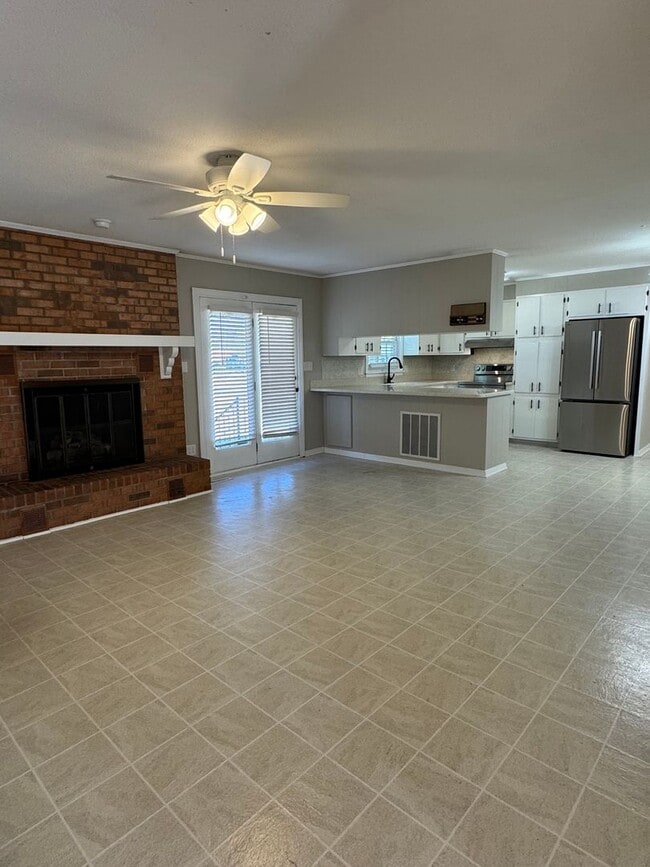 Building Photo - Darling on Deborah