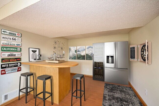 Building Photo - 5 Bedroom Chanhassen Home with fully fenced backyard, basketball court, garden beds.  Fabulous Ho...