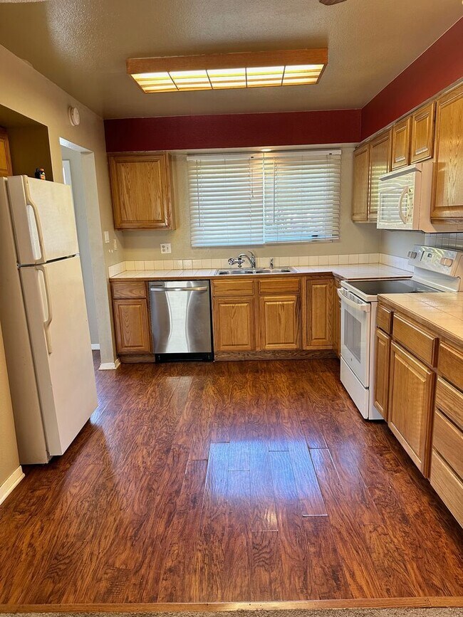 Building Photo - 2 Bedroom 1.5 Bath Townhome