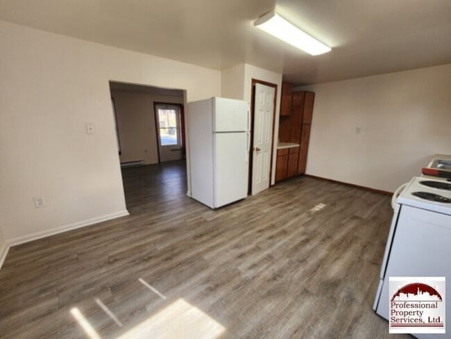 Building Photo - Country Living Near Commuter Routes