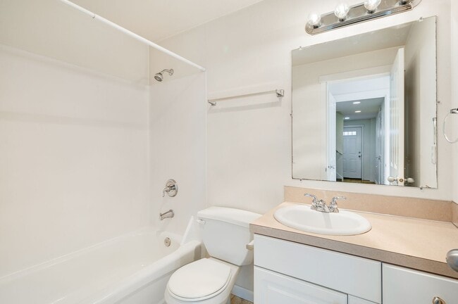 Building Photo - Bright and Spacious 3 bedroom townhouse in...