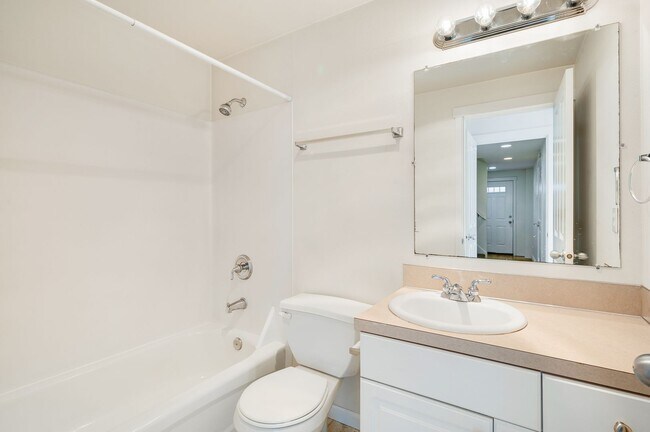 Building Photo - The Perfect Urban Escape: A Quiet, Safe 3-Bedroom Townhouse in North Queen Anne - Tour Now!