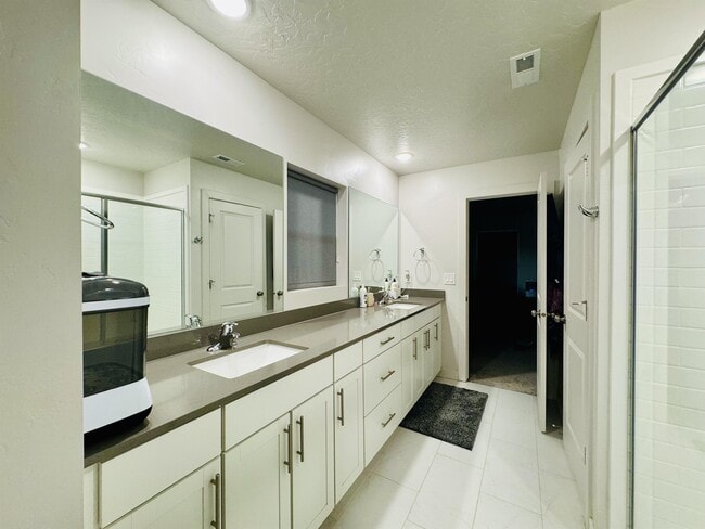 Building Photo - 2687 N Snowberry Dr