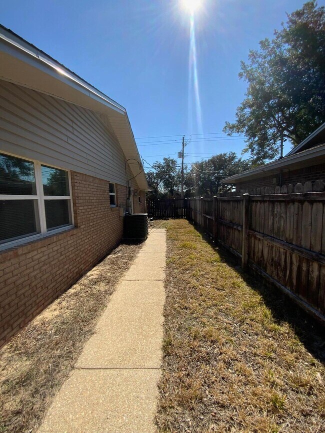 Building Photo - 129 12th Ave