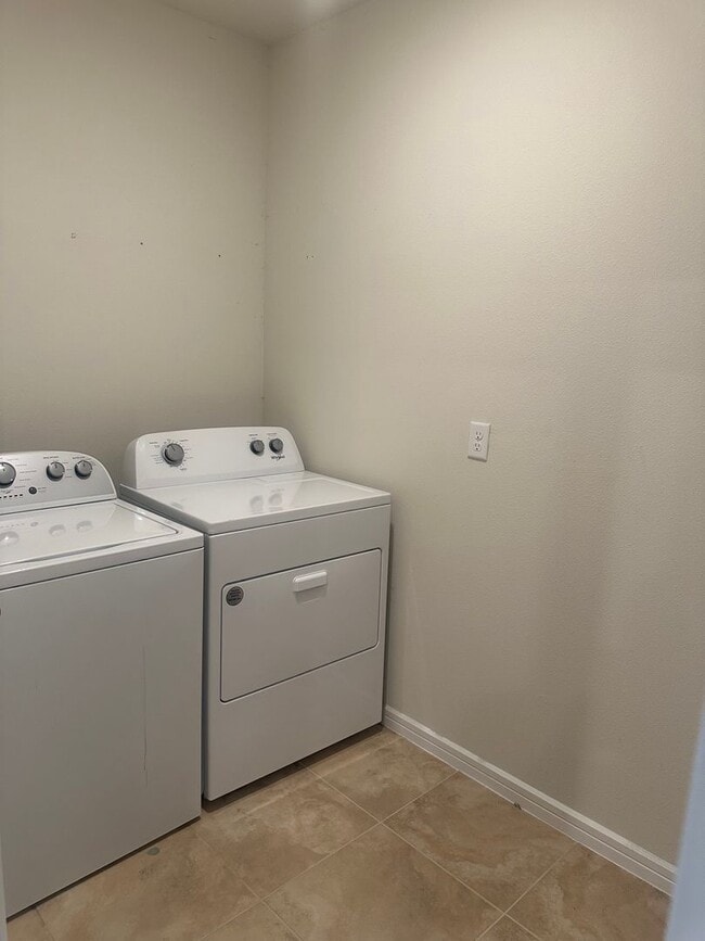 Building Photo - Isles of Lake Nona!! 3 Bedroom 2.5 Bathroom End Unit Townhome