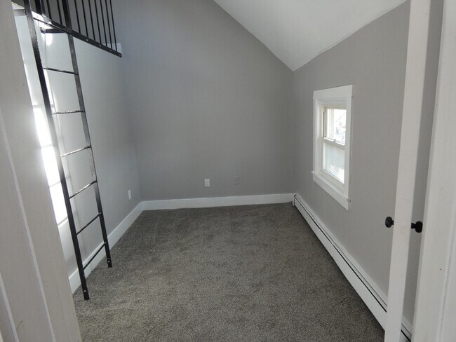 Building Photo - 98 Maple St