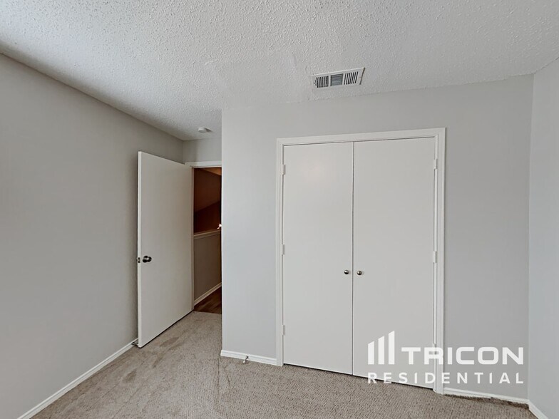Building Photo - 1611 Sunset Village Dr