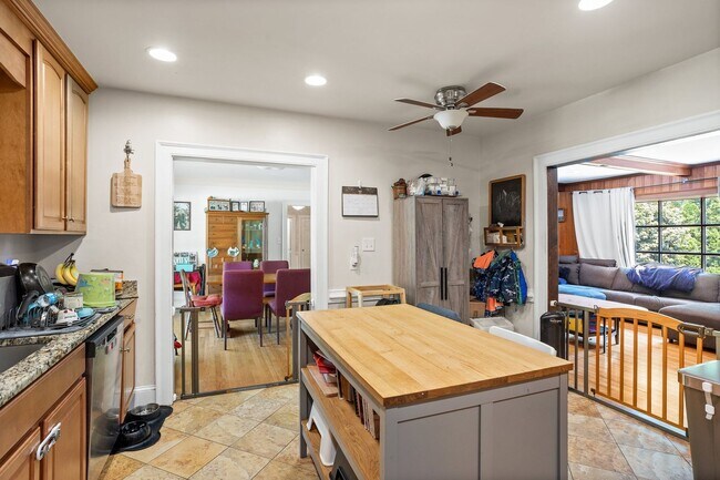 Building Photo - Beautiful brick home on a 1-acre lakefront...
