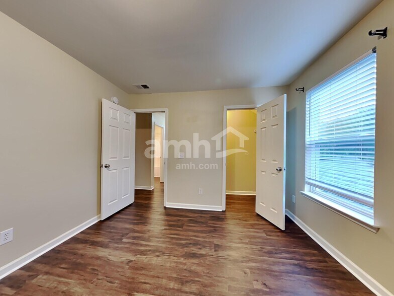 Building Photo - 195 Meadow Wood Rd